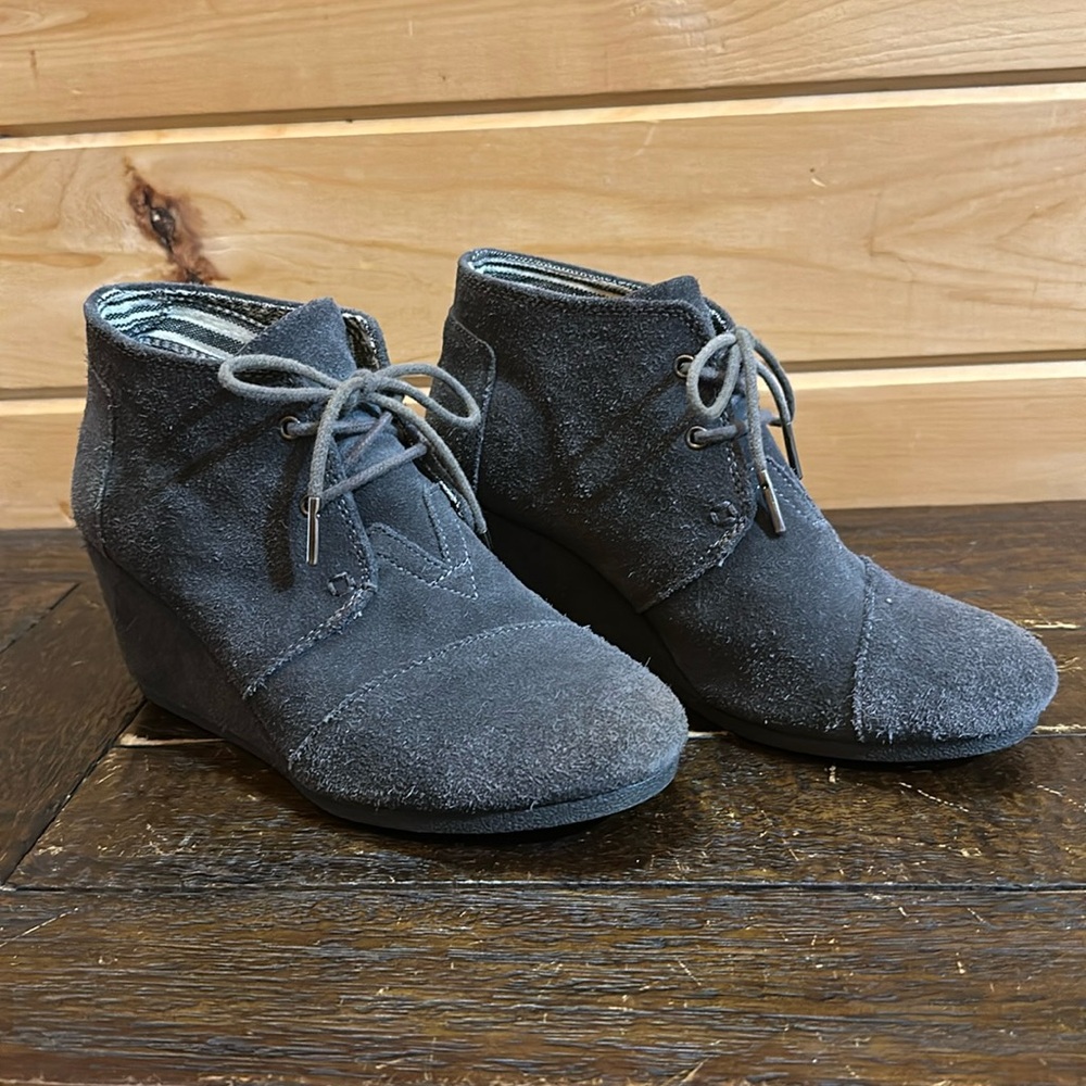 TOMS Desert Boots Women Size 7.5 Grey Suede Wedge Lace Up Ankle Bootie